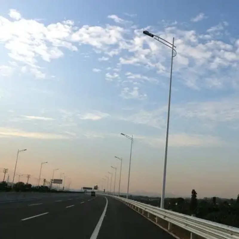 道路太阳能路灯与市电路灯的优缺点